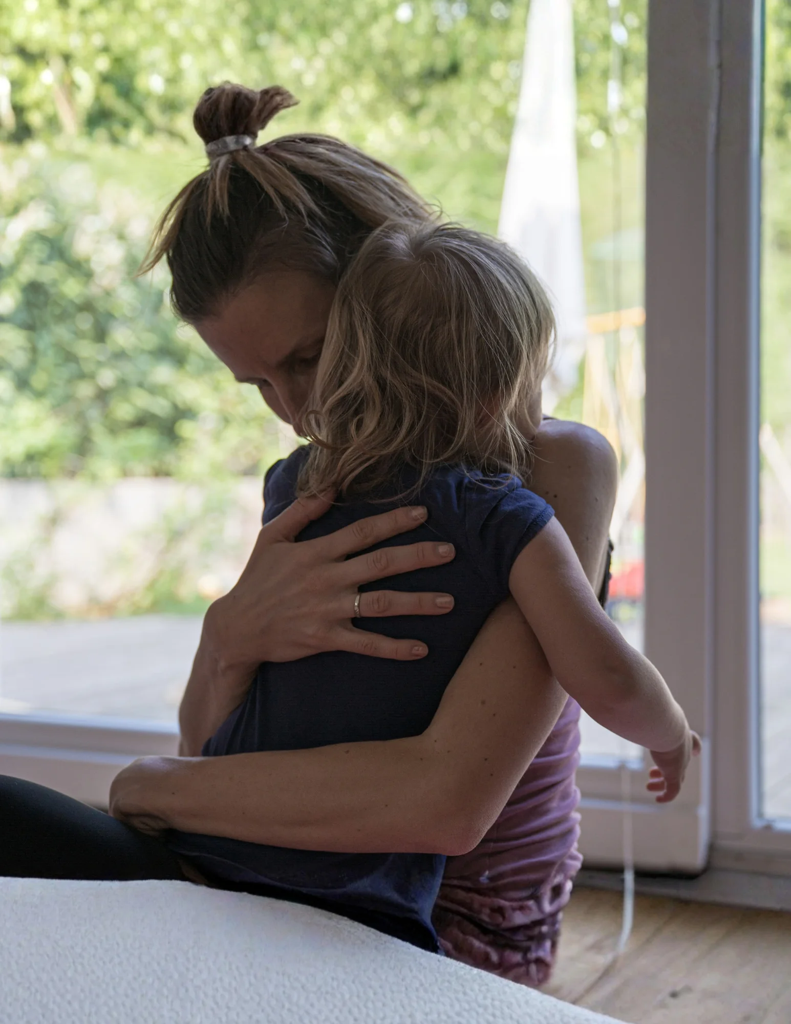 Madre haciendo una pausa consciente junto a su hija